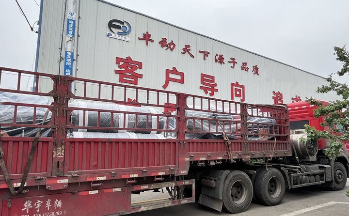 負(fù)責(zé)發(fā)貨的同事核實(shí)好產(chǎn)品名稱、規(guī)格和數(shù)量，進(jìn)行了嚴(yán)格把關(guān)，與貨運(yùn)公司核對(duì)好物流信息。大家通力協(xié)作，有條不絮地將風(fēng)機(jī)穩(wěn)穩(wěn)地裝在大貨車上，確保運(yùn)輸過(guò)程中貨物穩(wěn)定安全。