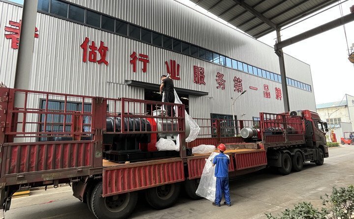 負(fù)責(zé)發(fā)貨的同事核實(shí)好產(chǎn)品名稱、規(guī)格和數(shù)量，進(jìn)行了嚴(yán)格把關(guān)，與貨運(yùn)公司核對(duì)好物流信息。大家通力協(xié)作，有條不絮地將風(fēng)機(jī)穩(wěn)穩(wěn)地裝在大貨車上，確保運(yùn)輸過(guò)程中貨物穩(wěn)定安全。